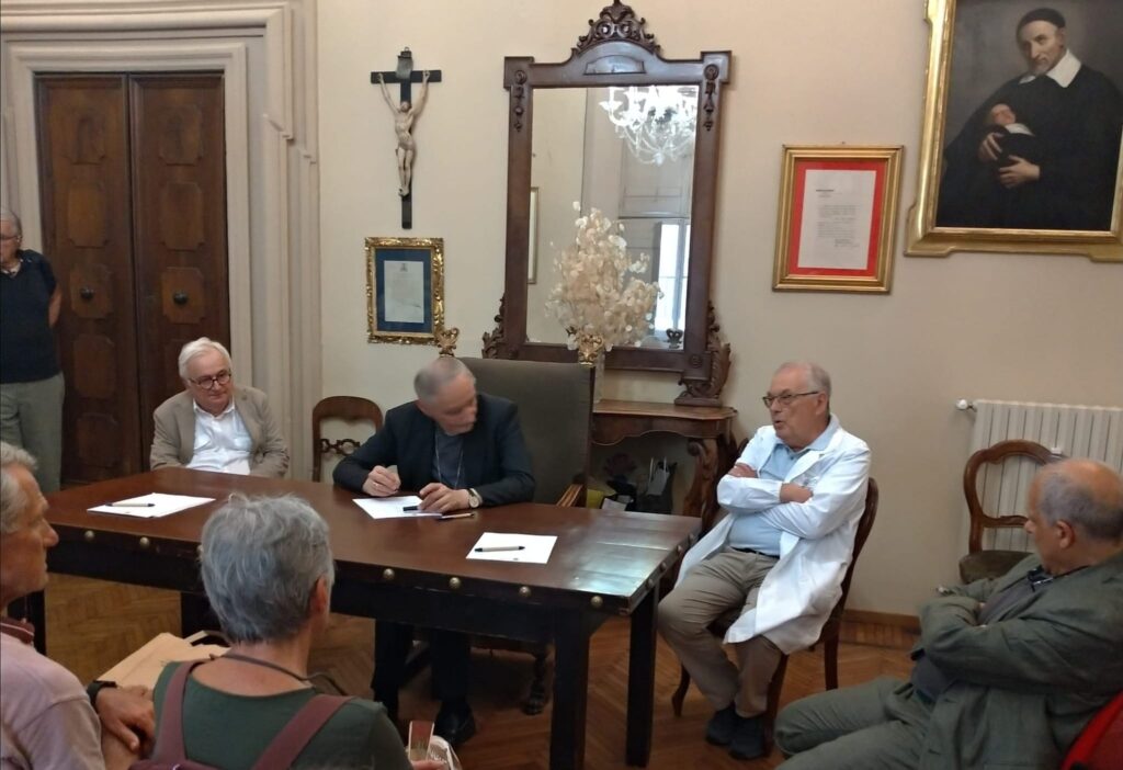 Il Cardinal Zuppi con gli operatori e gli utenti dell’Ambulatorio Biavati sede della Confraternita della Misericordia di Bologna